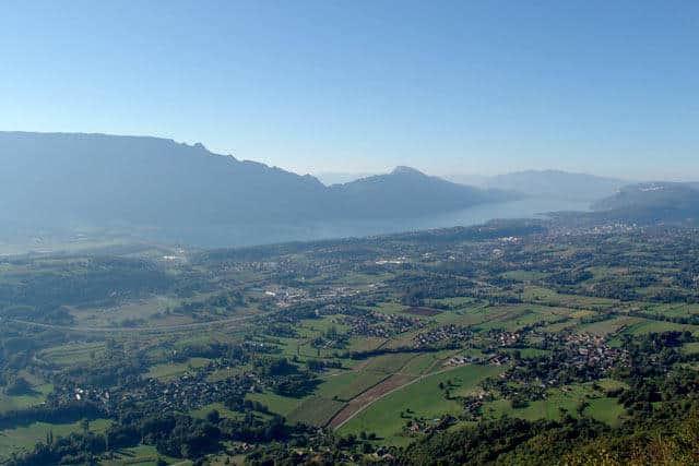 Vue aérienne du lac du Bourget