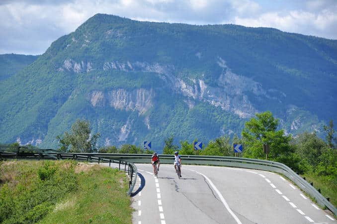 Cyclistes en Chautagne dominés par le Grand Colombier
